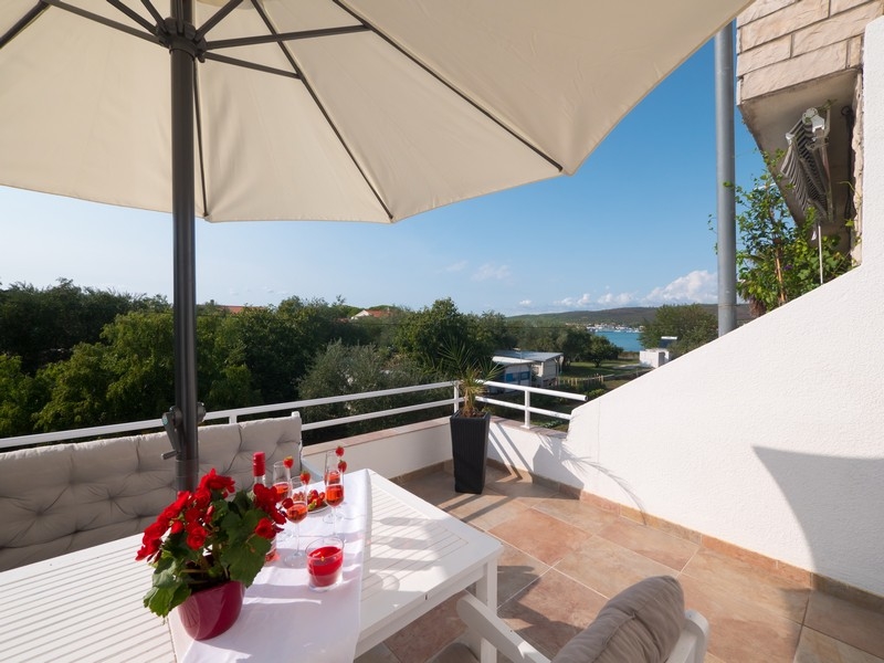 Terrasse avec parasol et vue dégagée
