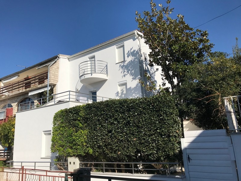 Vue extérieure de l'immeuble d'appartements à Sukosan en Croatie