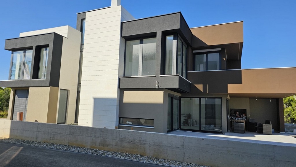 Vue latérale de la villa moderne H3778 avec allée d'accès à Privlaka.