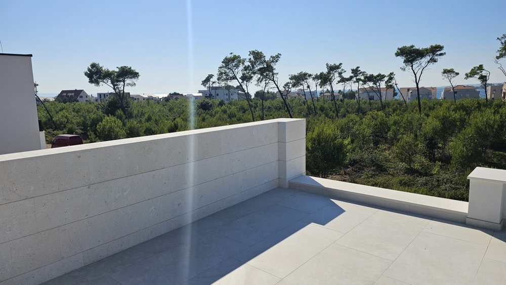 Toit-terrasse de la villa H3778 avec vue sur Privlaka, Croatie.