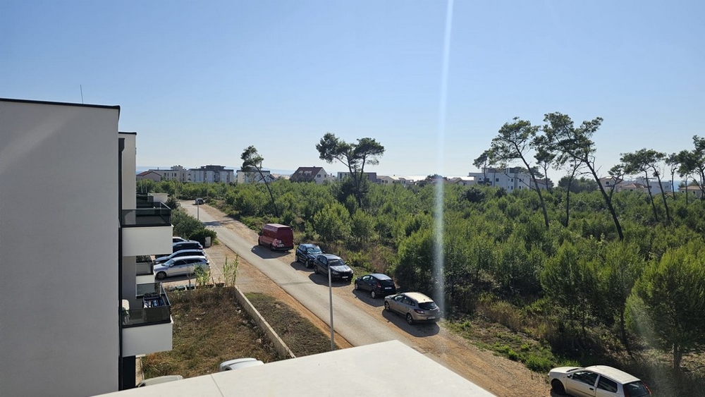 Vue depuis la terrasse de la villa H3778 sur la rue résidentielle calme de Privlaka.