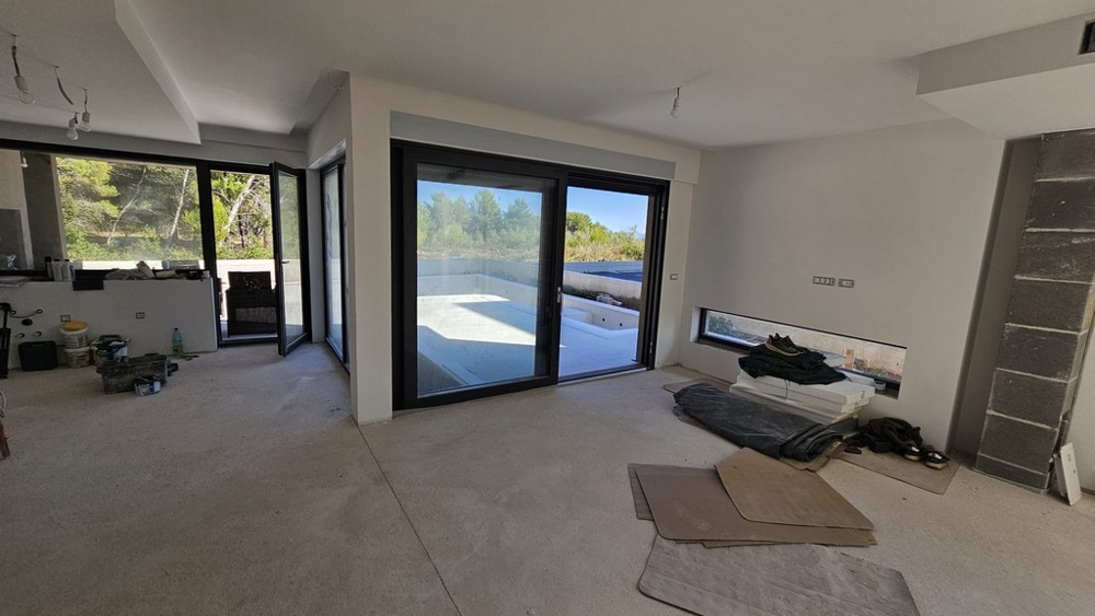 Séjour en gros œuvre avec façade vitrée donnant sur la piscine - villa H3778 à Privlaka.