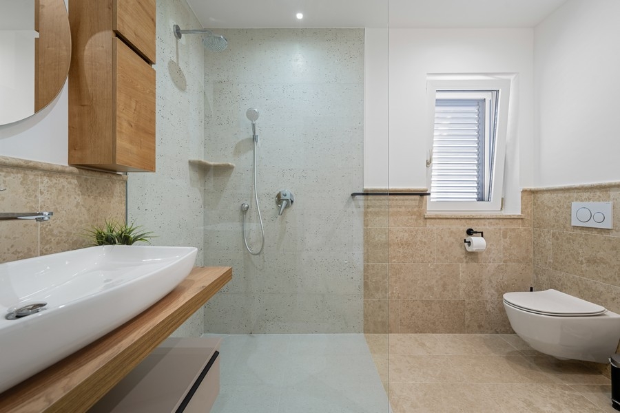 Salle de bains moderne avec douche