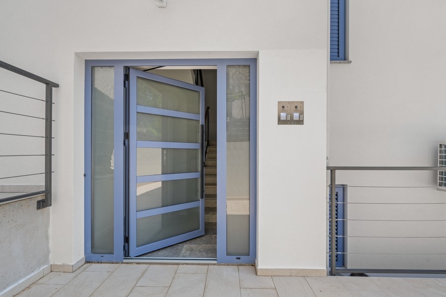Entrée de la maison avec cage d'escalier