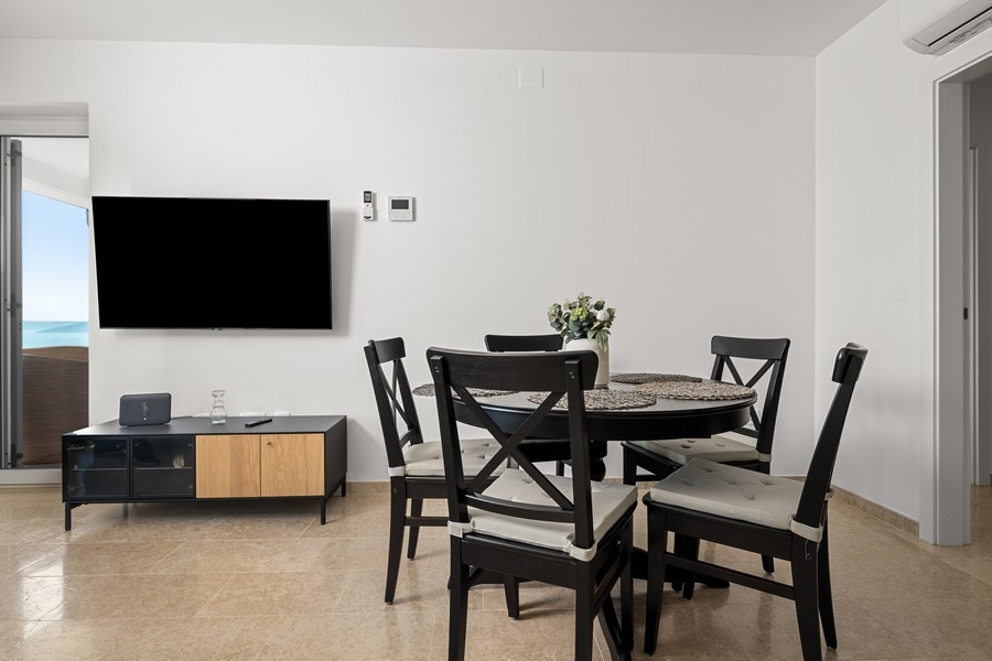 Séjour avec table et télévision