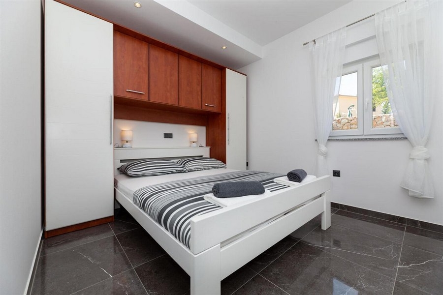 Chambre avec placard encastré