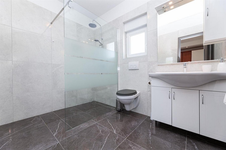 Salle de bains moderne avec douche