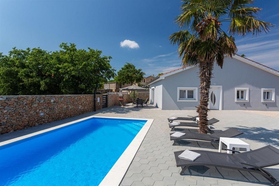 Espace piscine avec bains de soleil