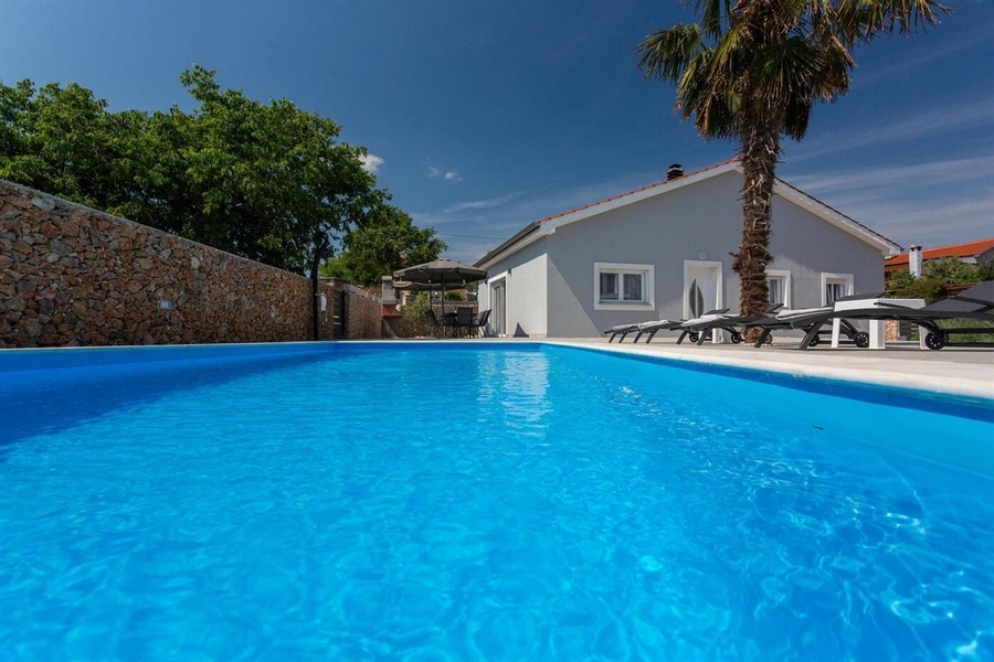 Maison avec piscine à vendre sur l'île de Krk, Croatie.