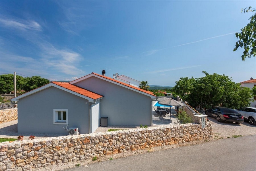 Vue de la maison avec le terrain