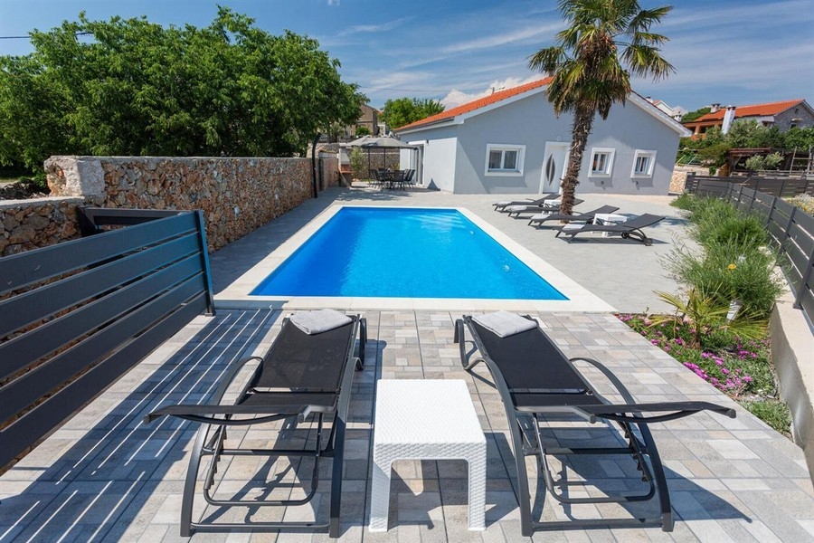 Piscine avec bains de soleil