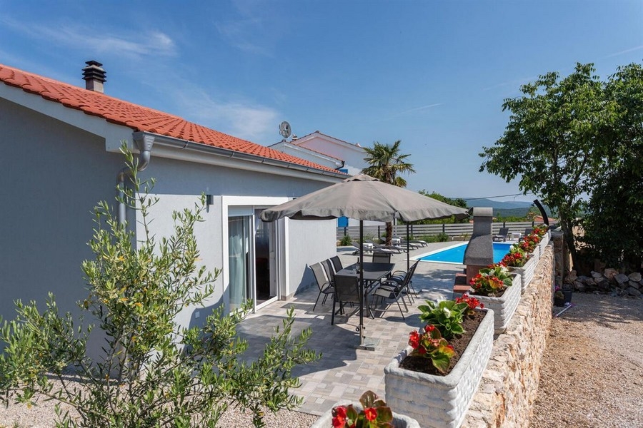 Terrasse avec vue sur la piscine