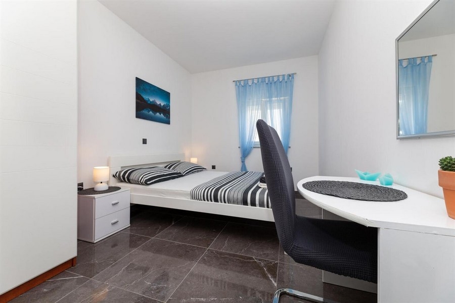 Chambre avec bureau