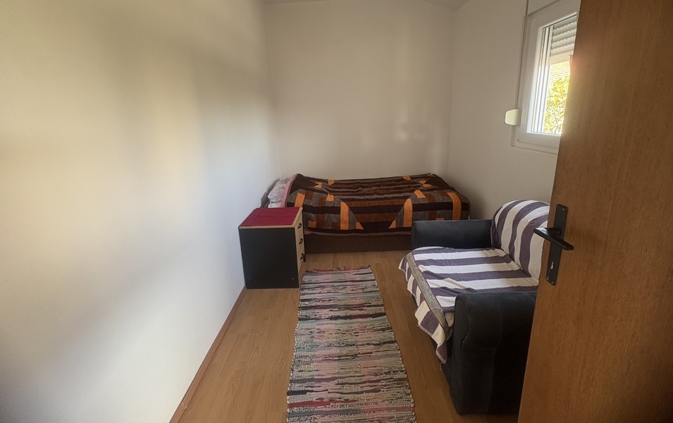 Chambre avec lit simple