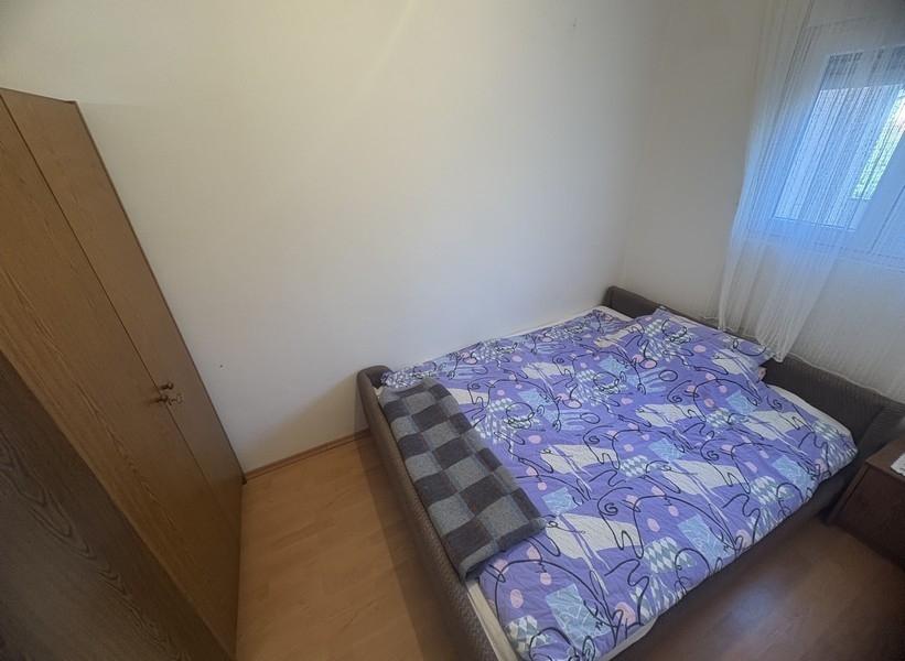 Chambre avec lit double et fenêtre