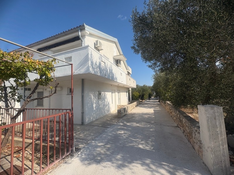 Accès au bien H3786 sur Pasman en Croatie.