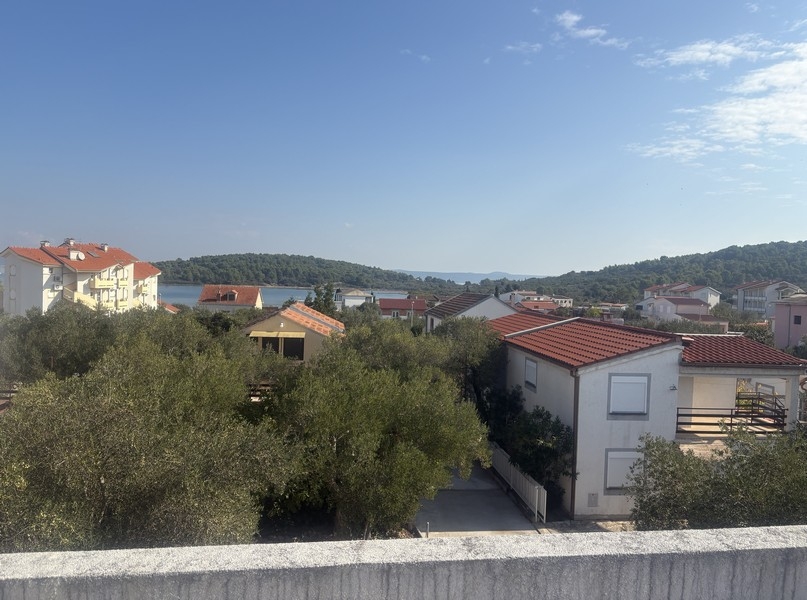 Vue sur Ugljan jusqu'à la mer.