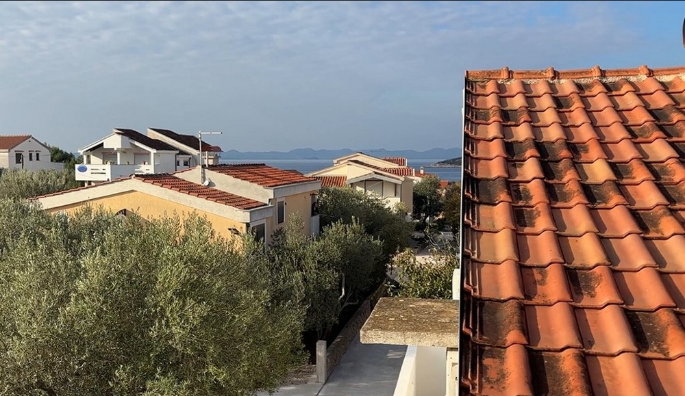 Vue mer au-dessus des toits du voisinage