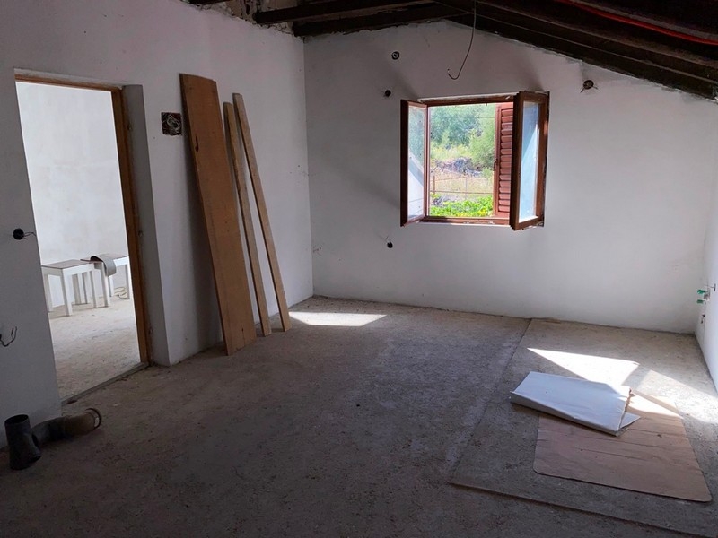 Intérieur du gros œuvre à l'étage avec poutres de toit