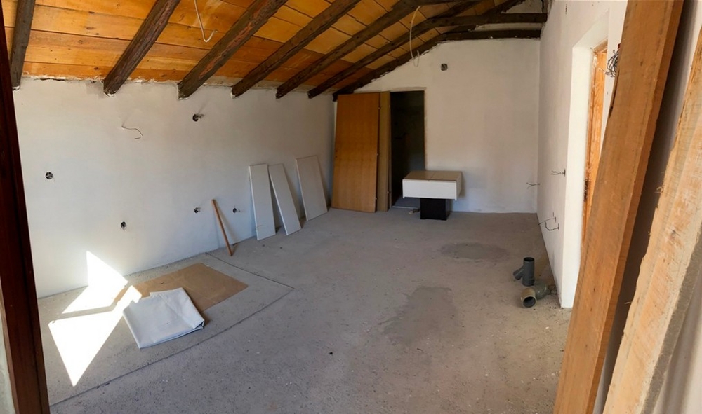 Intérieur du gros œuvre avec charpente visible