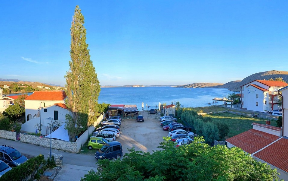 Maison sur l'île de Pag près de la mer à vendre.