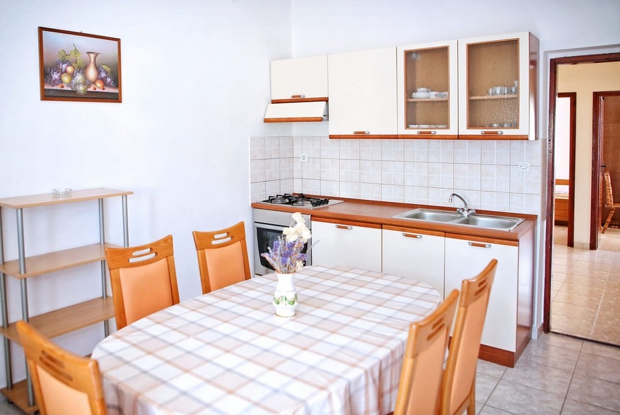 Cuisine et table à manger.