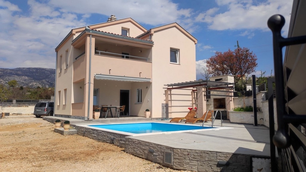 Maison avec piscine à vendre à Rovanjska près de Zadar.