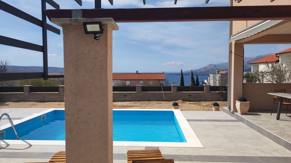 Piscine et vue mer depuis la terrasse