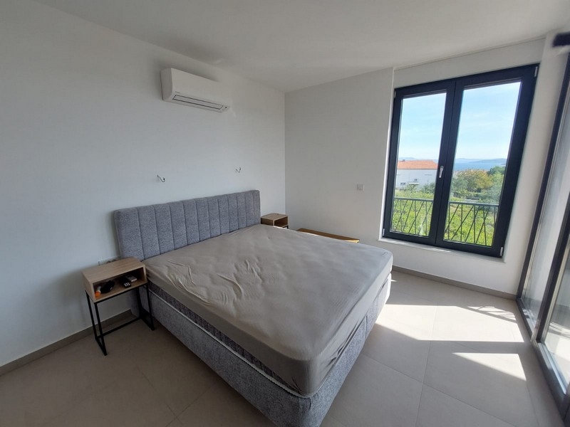 Chambre avec grandes fenêtres et climatisation