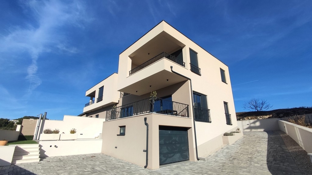 Maison jumelée moderne avec garage et terrasses