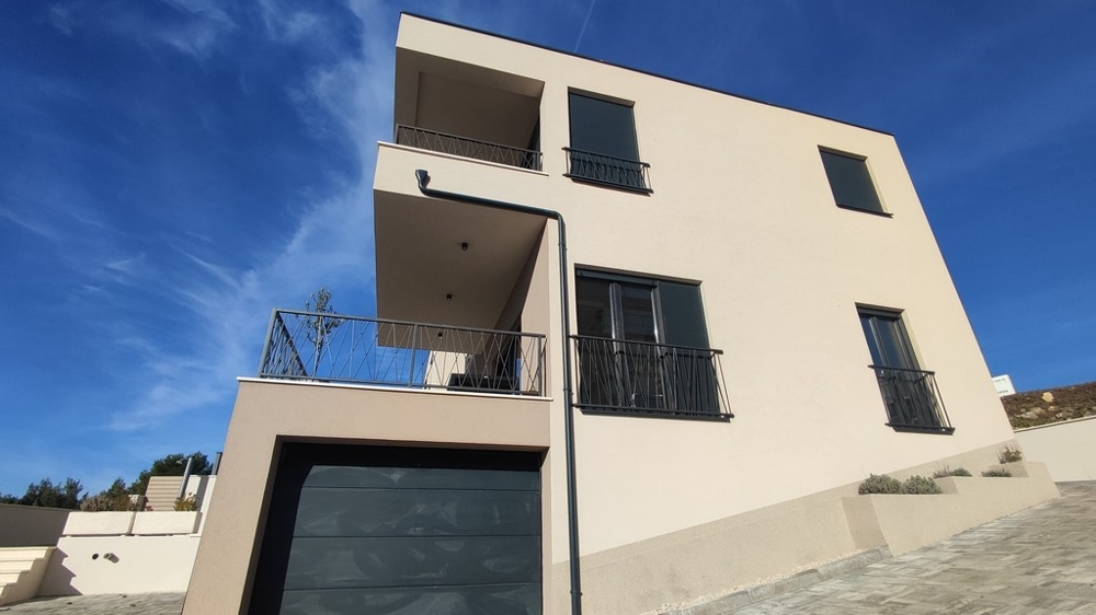 Façade moderne avec balcons dans un emplacement calme