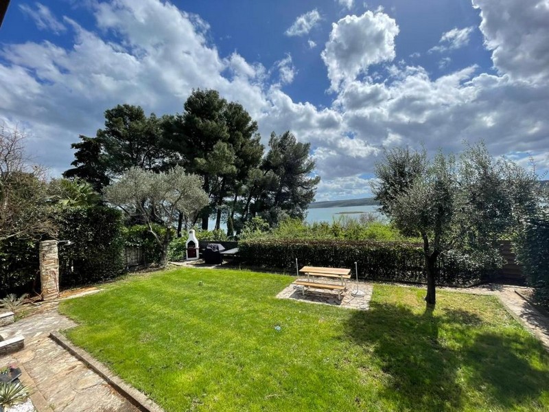 Vista della casa con giardino anteriore