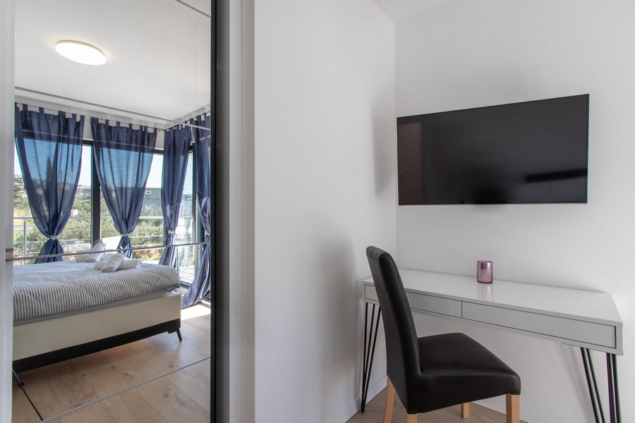 Espace bureau et chambre.