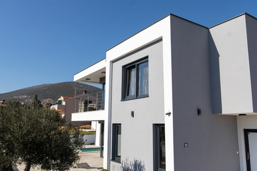 Vue latérale sur la villa moderne.