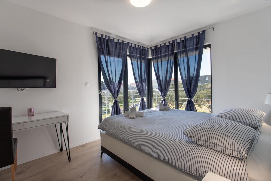Chambre avec rideaux bleus à la fenêtre d'angle