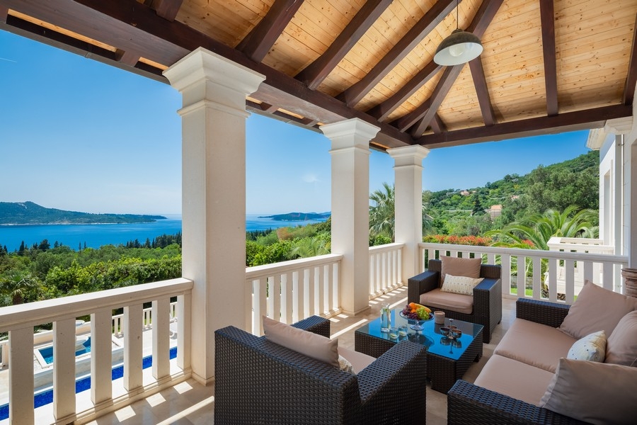 Terrasse couverte avec salon de jardin et vue mer
