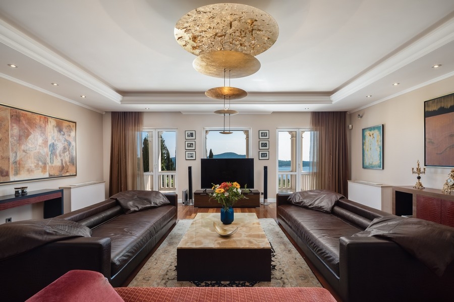 Salon avec vue mer et décoration moderne
