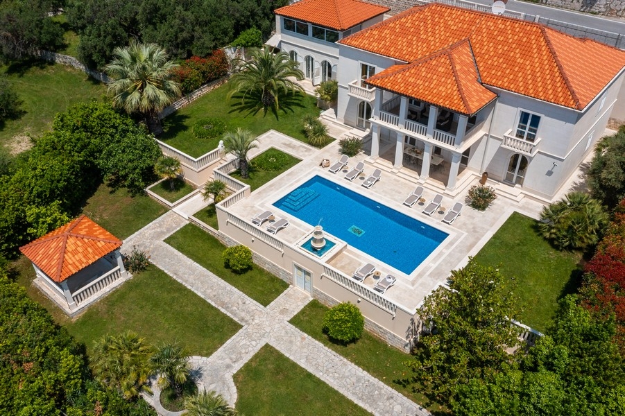 Vue aérienne de la villa avec piscine et jardin