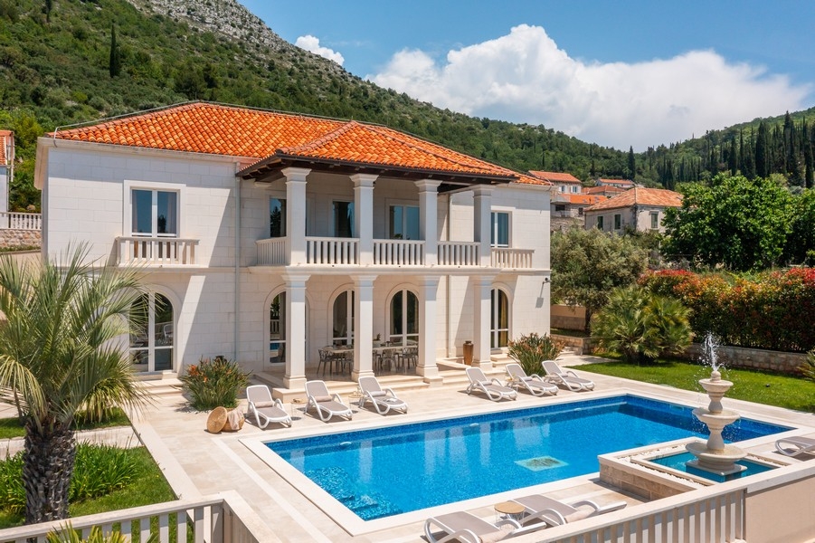 Vue extérieure de la villa avec piscine et terrasse