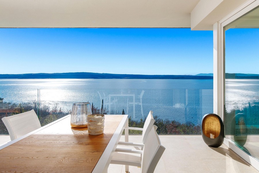 Table à manger sur la loggia avec vaste vue sur la baie