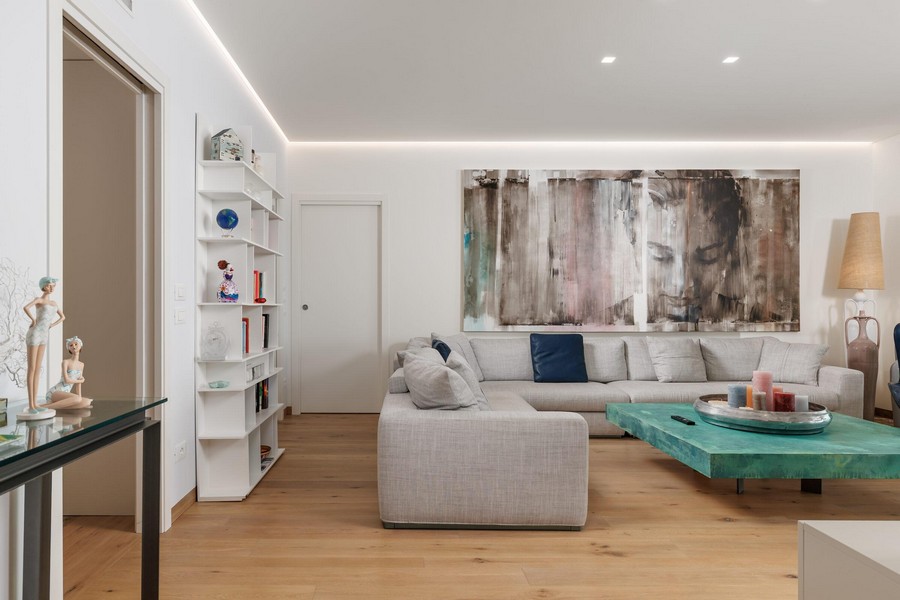 Salon avec meubles design et parquet