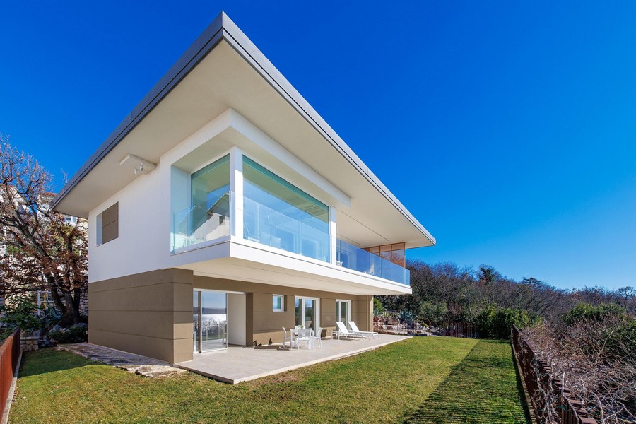 Villa moderne directement en bord de mer à vendre en Croatie.