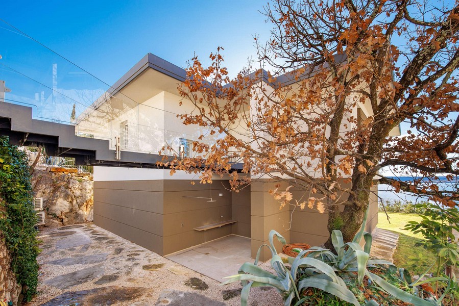 Entrée d'une villa moderne sur terrain en pente