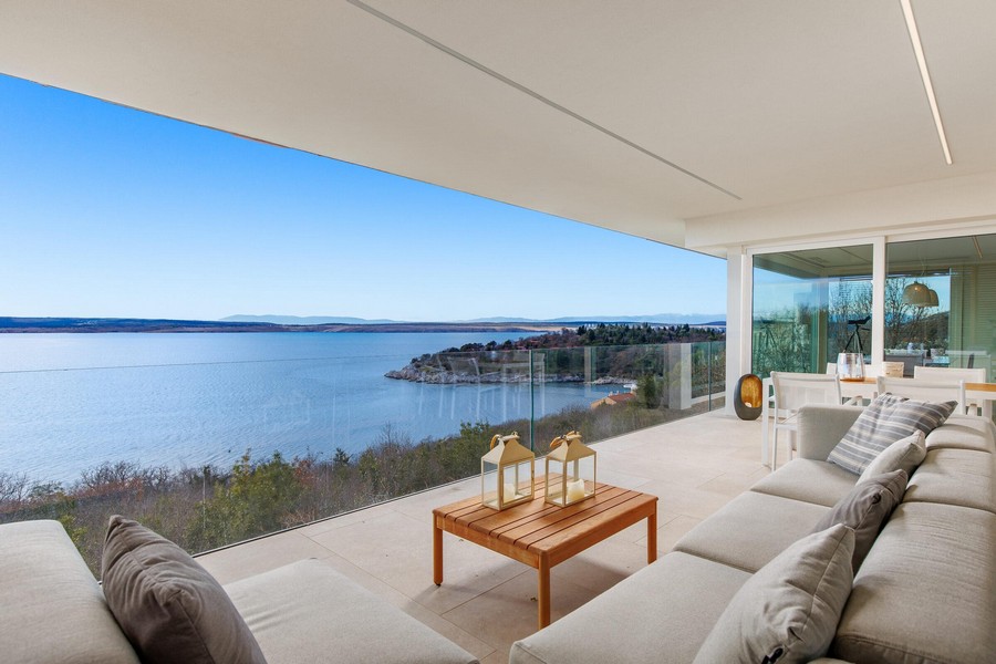 Terrasse couverte avec vue mer