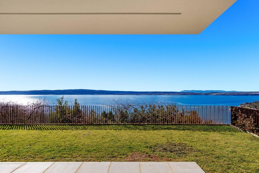 Jardin avec vue dégagée sur l'Adriatique