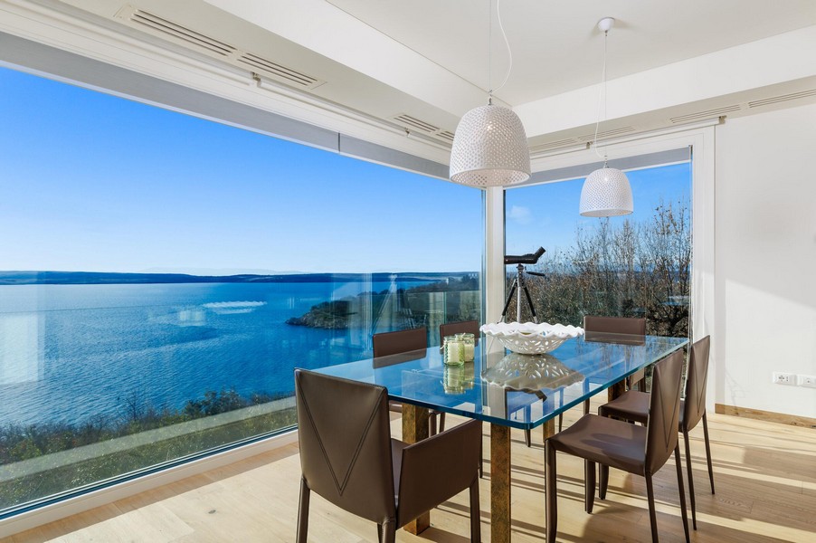 Coin repas avec vue panoramique sur la mer
