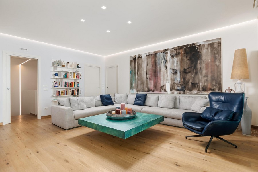 Vaste salon à la décoration moderne avec table suspendue