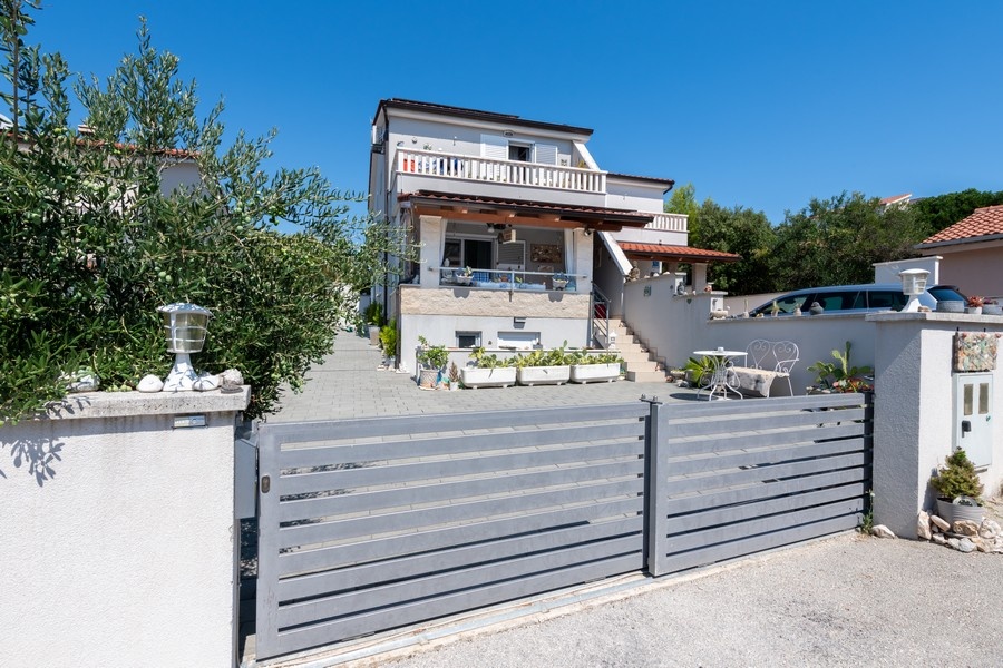 Maison jumelée avec terrasse et balcon près de Rogoznica