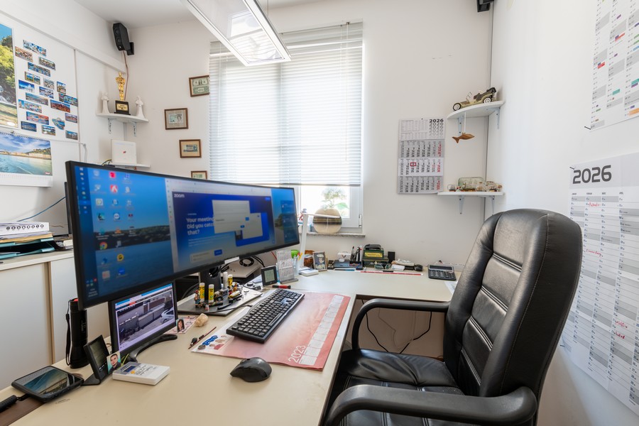 Bureau avec table de travail et chaise de bureau