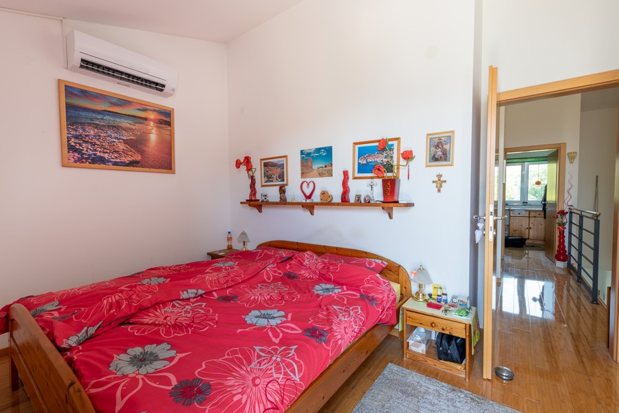 Chambre avec lit double et climatisation
